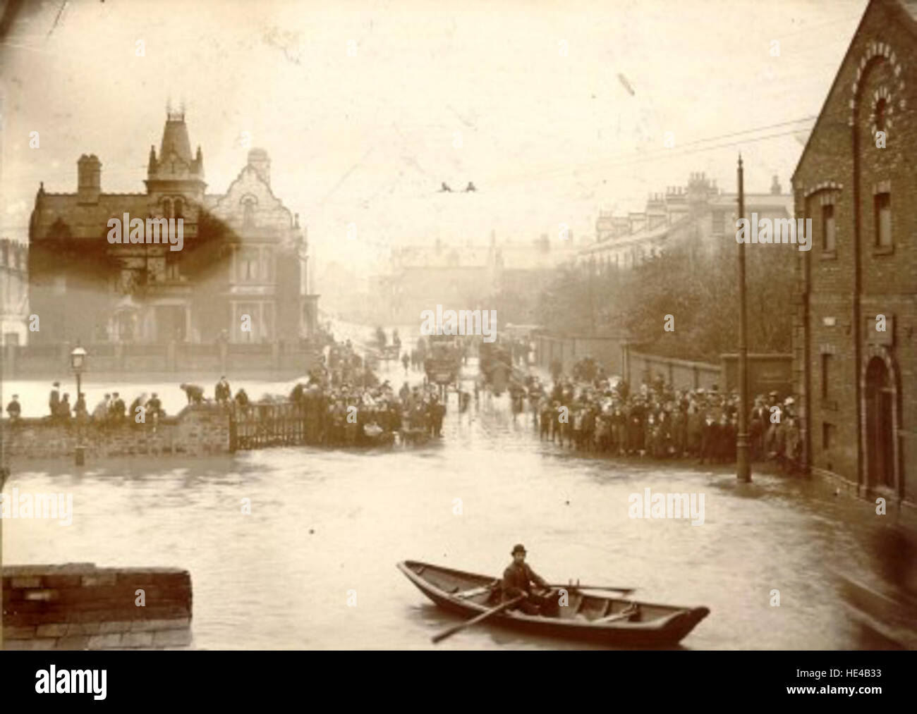 Les inondations de Stranton ont été un événement important dans l’histoire de Hartlepool, touchant particulièrement la région de Stranton à l’époque victorienne. Les inondations ont dévasté les rues et les maisons, avec des bateaux utilisés pour les opérations de secours, soulignant l'impact dramatique des catastrophes naturelles dans la région. Banque D'Images