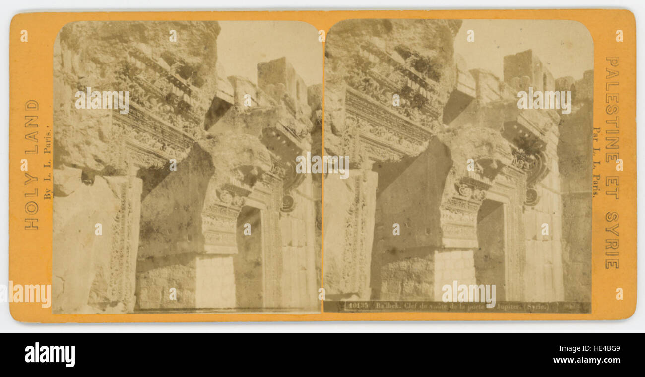 Cette photo stéréographique montre la clef de voute (clé de la voûte) du temple de Jupiter à Ba'lbek, en Syrie. L'ancienne structure romaine, réputée pour sa grandeur, démontre l'ingénierie sophistiquée et les compétences architecturales de l'Empire romain au Ier siècle après JC. Banque D'Images