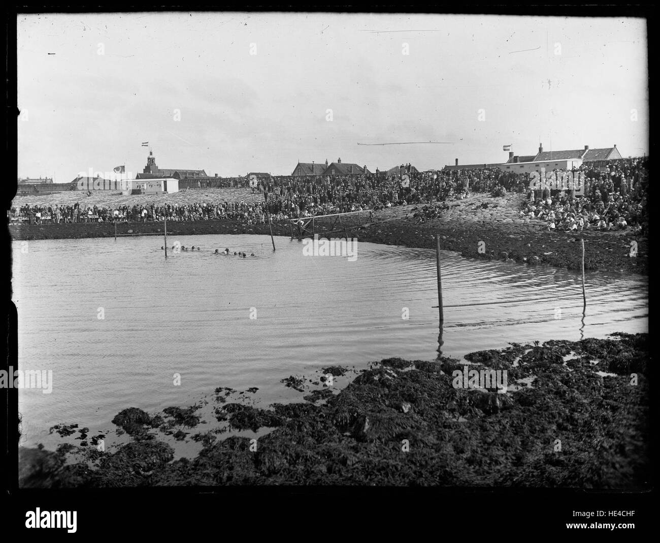 Photographie historique d'un match de water-polo à Den Helder, mettant en valeur la culture sportive du début du XXe siècle aux pays-Bas. Banque D'Images