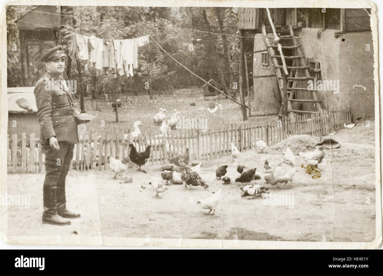 Une image des archives Costica Acsinte, représentant Ion Lupașteanu en uniforme de milice, nourrissant des villageois locaux à Ialomita, en Roumanie, capturée sur une plaque de verre en février 2014. Banque D'Images