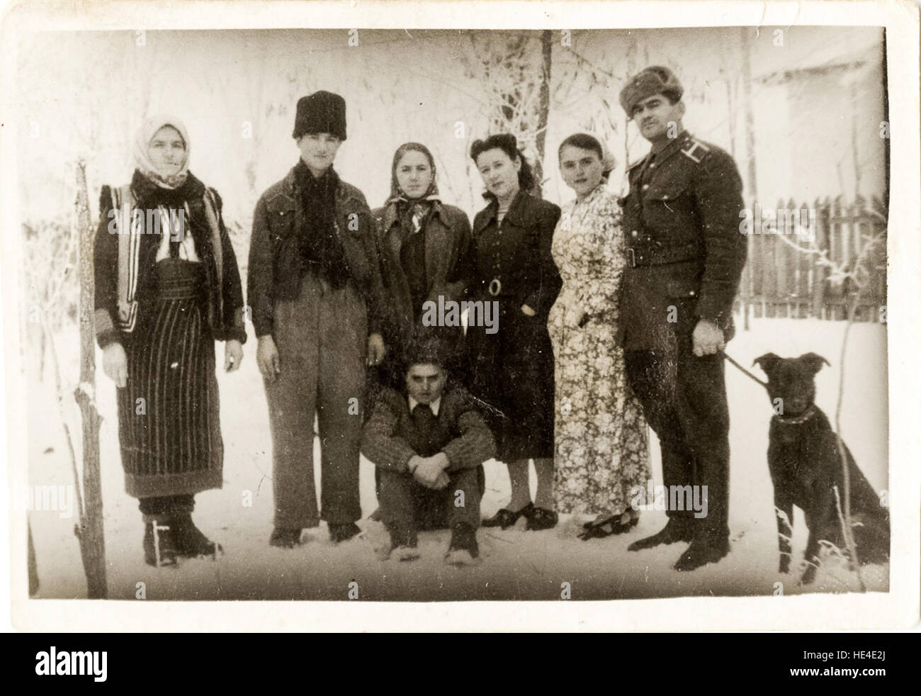 Une photographie de Ion en uniforme et casquette de milice, avec Ecaterina Lupașteanu et d'autres de la collection personnelle de Păslaru Bogdan Cosmin, Roumanie. L'image donne un aperçu de la vie militaire et sociale au début du XXe siècle en Roumanie. Banque D'Images