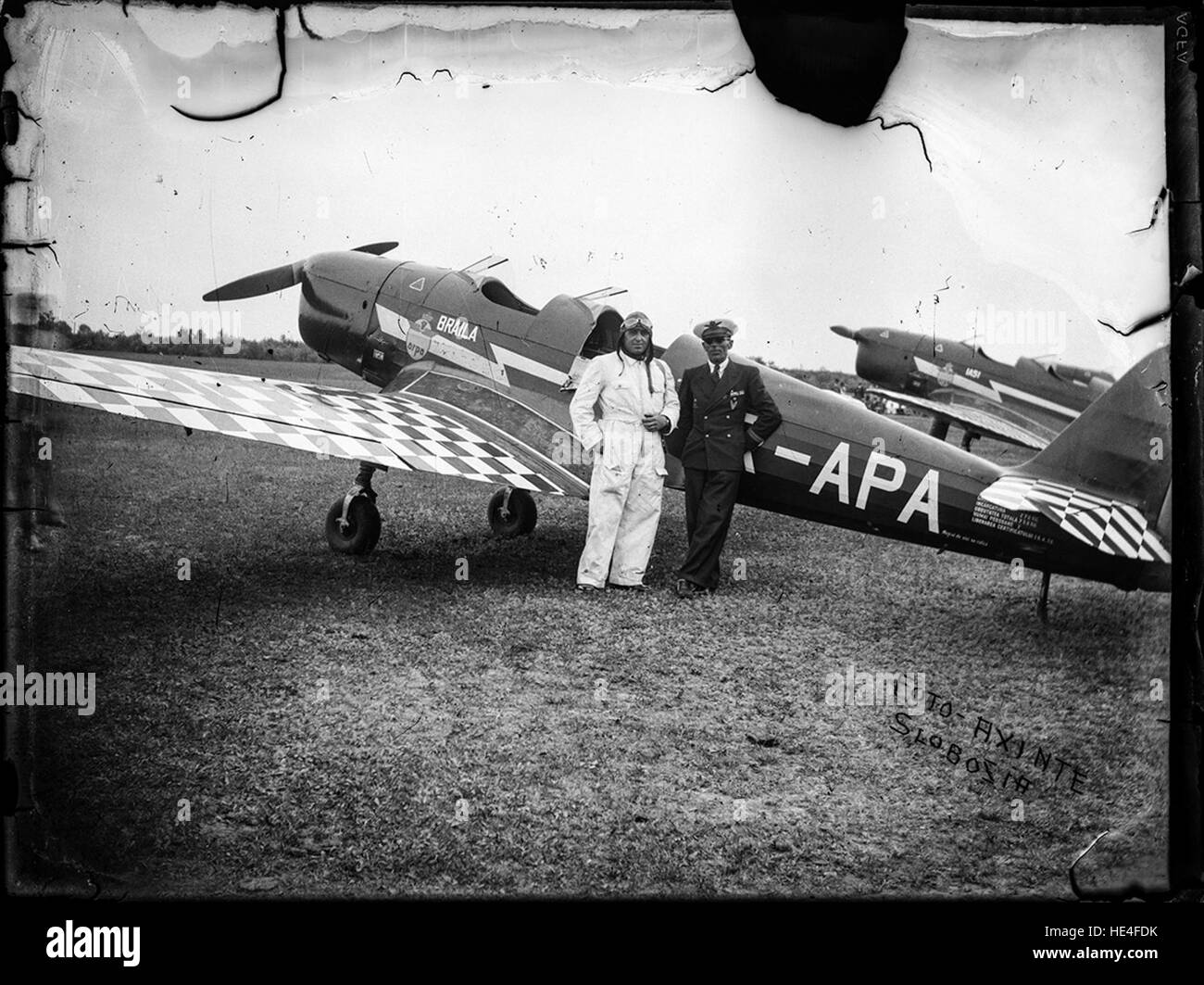 Inv. Piloți 781, Doi cu avion. Cel în uniformă poartă de ţinuta însă, civile pilote cu insigna militară pe piept înmatriculare avionul ppalr, poartă civilă. Après l'inscripţii acrobaţie tape un aparat de aeriană. Cel dans combinezon alb este posibil Max être formația acrobație Manolescu din de aeriană Asociației Române une Aviației Dracii La propagande de "Roșii". Avioane Klemm Kl 35 ( http://en.wikipedia.org/wiki/Klemm Kl 35 en.wikipedia.org/wiki/Klemm Kl 35 ARPA ale ) barrage par IDimager www.idimager.com/WP/ ?page id =20 http://www.idimager.com/WP/ ?page id =20 ( ) Banque D'Images