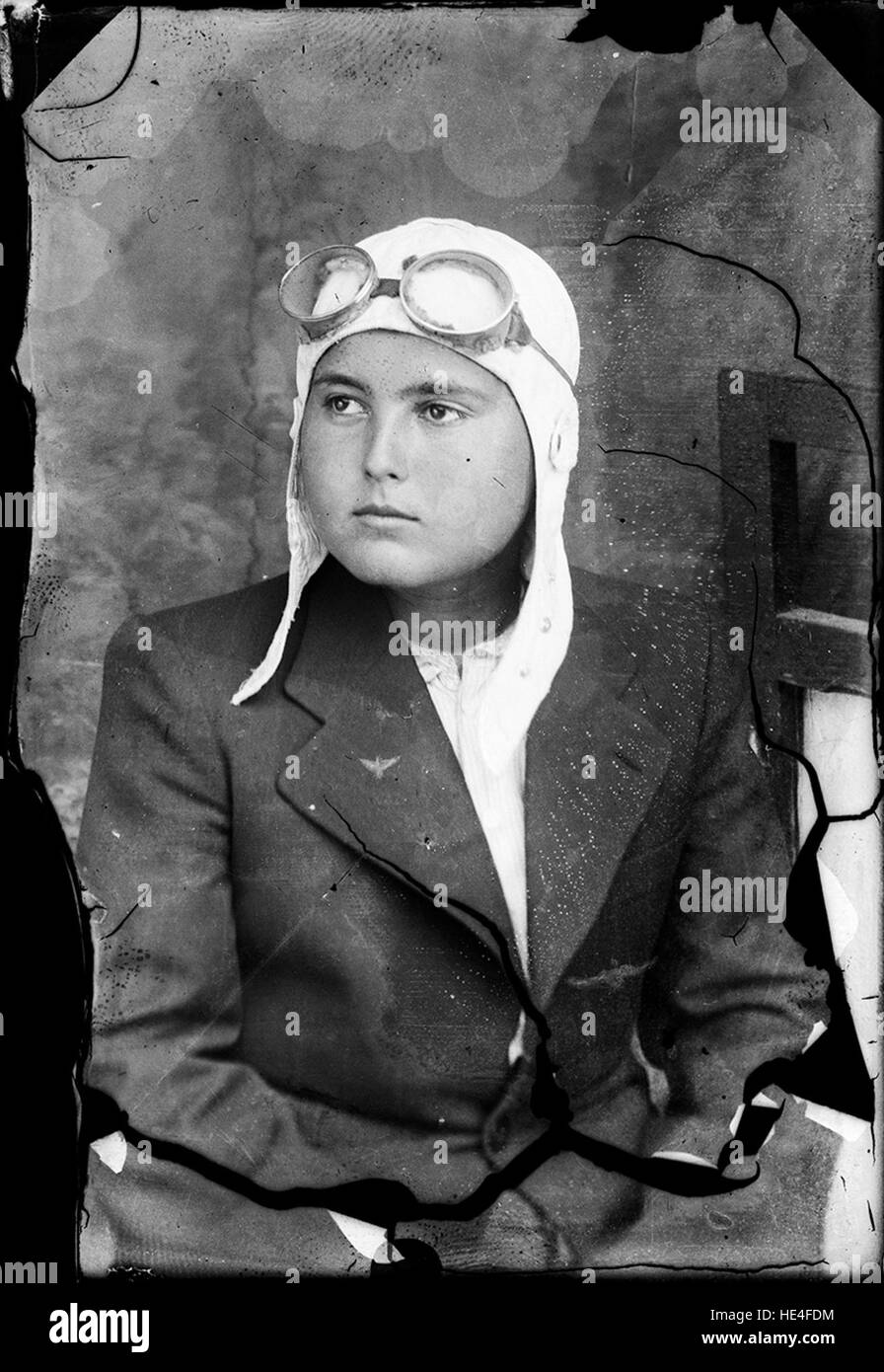 Une femme vêtue d'un costume d'aviateur du début du XXe siècle en Roumanie, capturée sur une plaque de verre, montrant l'influence de l'aviation et de la modernité sur la mode. Banque D'Images