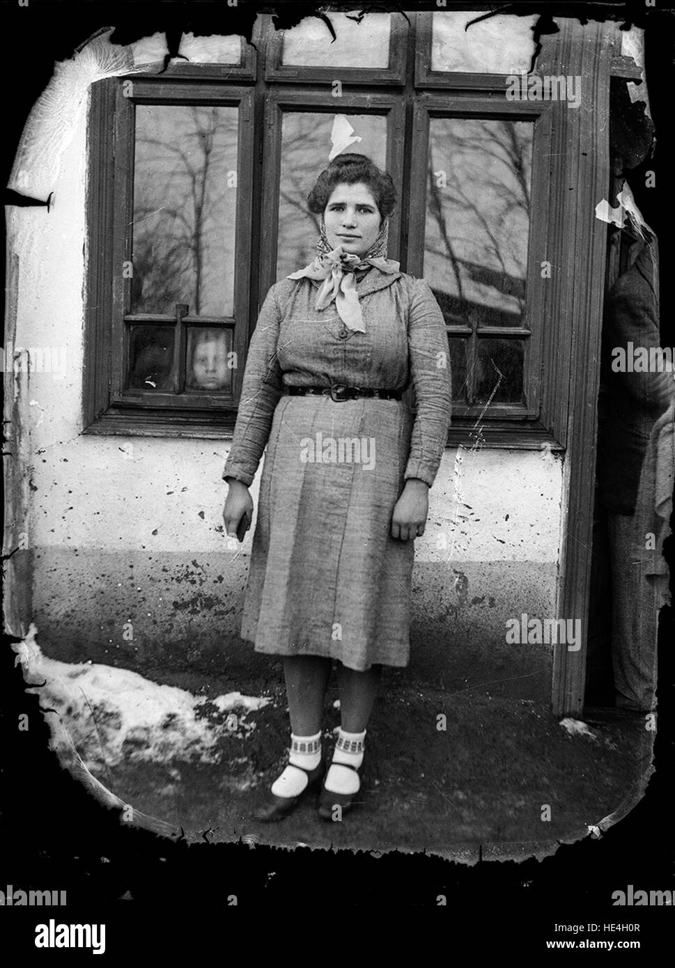 Portrait d'une femme, l'avis de la figure d'un enfant regardant à travers la fenêtre Banque D'Images