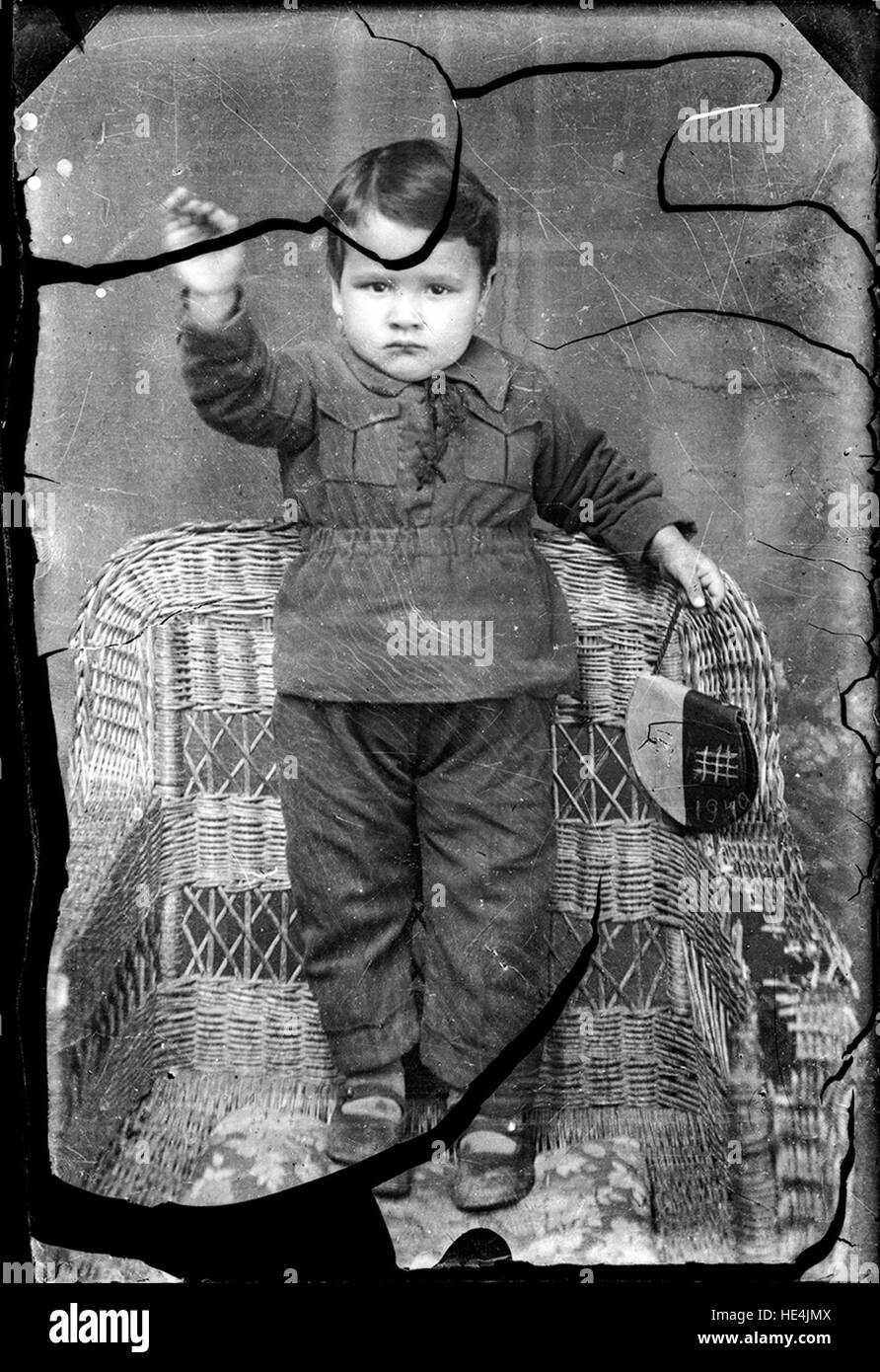 Enfant tenant un sac à main et donner un salut romain 1940 (à en juger par  l'année, probablement la "Garde de Fer" signe sur le sac à main en.wikipedia .org/wiki/Iron_Guard http://en.wikipedia.org/wiki/Iron_Guard Photo Stock -