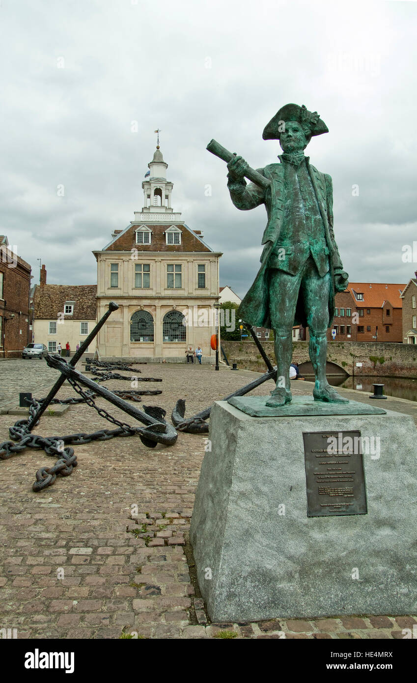 Custom House Quay, King's Lynn, West Norfolk, England UK, montrant la statue de George Vancouver et le Custom House building. Banque D'Images