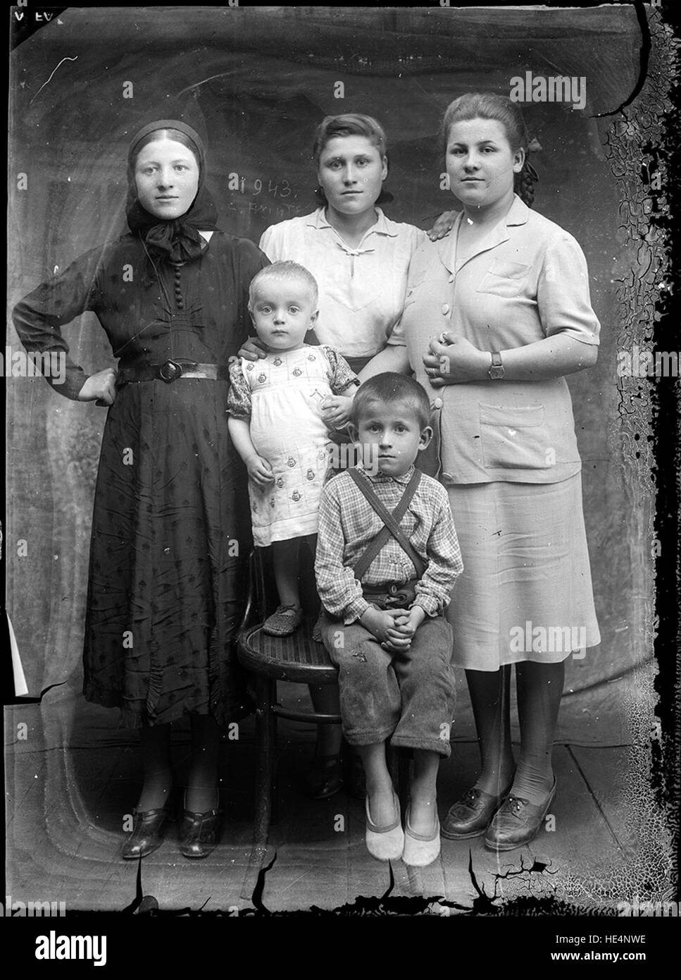 Trois femmes avec deux enfants, 1943, photo historique, Archives Costica Acsinte, Ialomita, Roumanie Banque D'Images