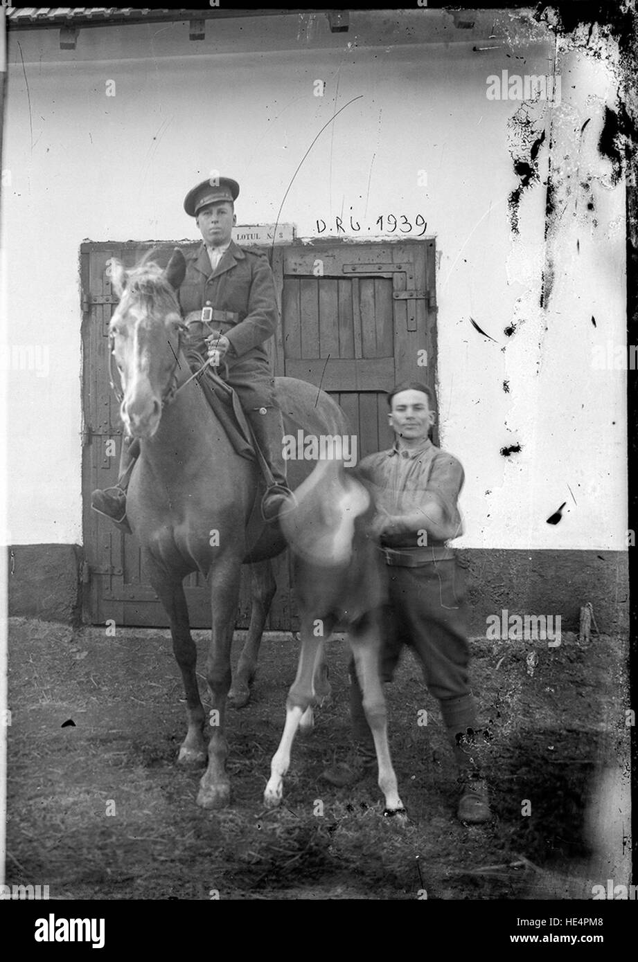 Deux images représentant le personnel militaire au dépôt de réparation de Jegalia en 1939, capturées par Costică Acsinte. Les photographies reflètent les activités militaires en Roumanie avant la première Guerre mondiale Banque D'Images