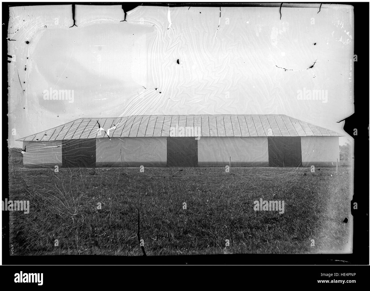Bâtiment sans masque en papier, photographié par Costica Acsinte à Ialomita, Roumanie, capturé sur plaque de verre Banque D'Images