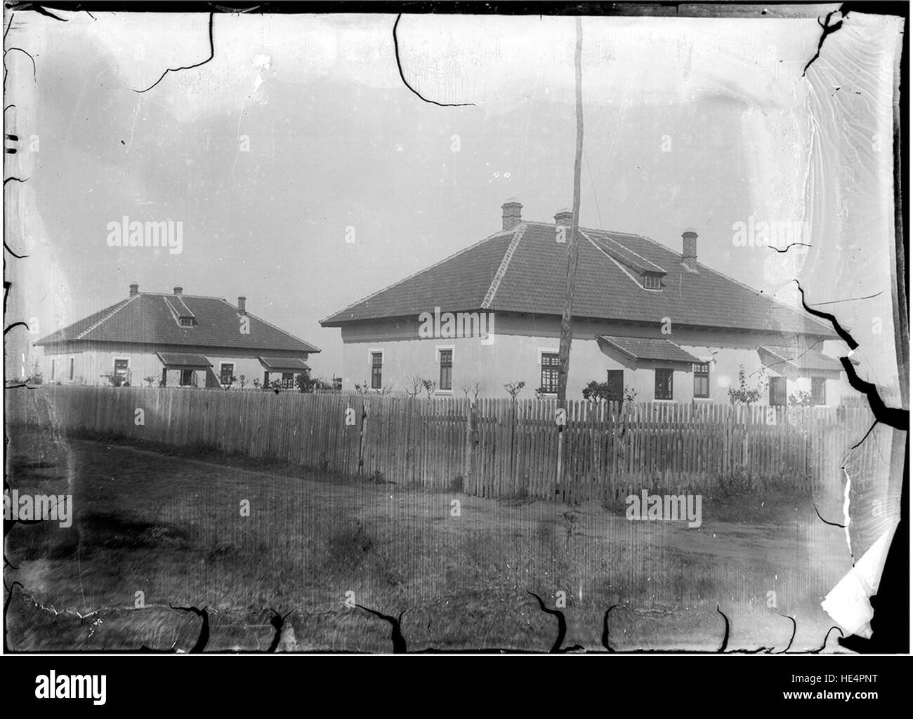 Deux maisons sans masque en papier, Ialomita, Roumanie, capturées sur des plaques de verre, Archives Costica Acsinte Banque D'Images