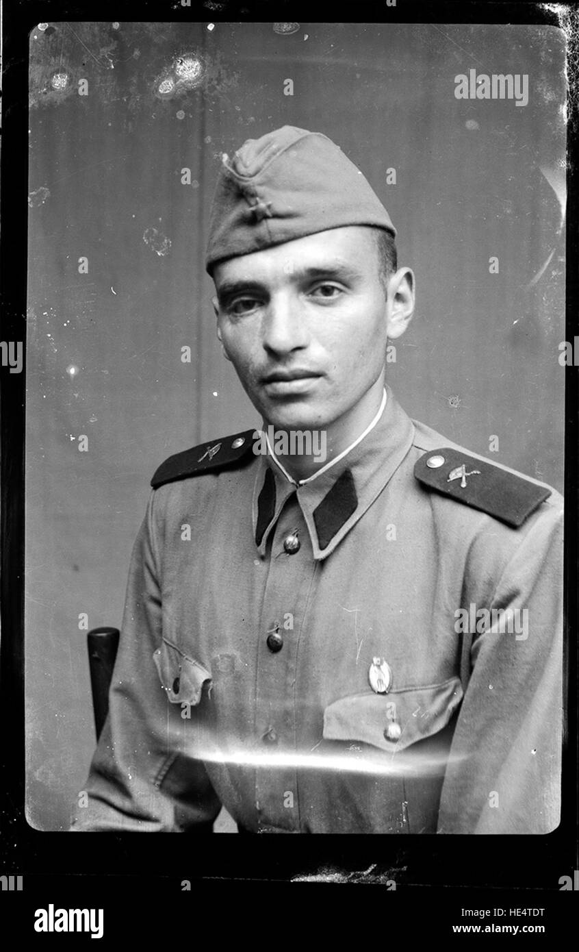 Portrait d'un soldat d'artillerie portant un chemisier et une casquette de modèle 1952, mais avec des épaulettes et des insignes d'arme de 1948, capturé par Costică Acsinte, reflétant les tenues militaires roumaines et les uniformes changeants pendant la période post-seconde Guerre mondiale. Banque D'Images