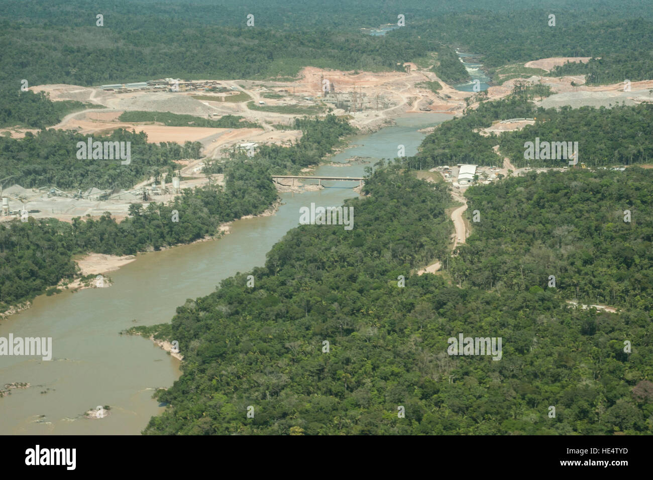 Usine d'énergie hydroélectrique dans la forêt amazonienne brésilienne. Situé dans la rivière Teles Pires, près de la ville de Alta Floresta. Banque D'Images
