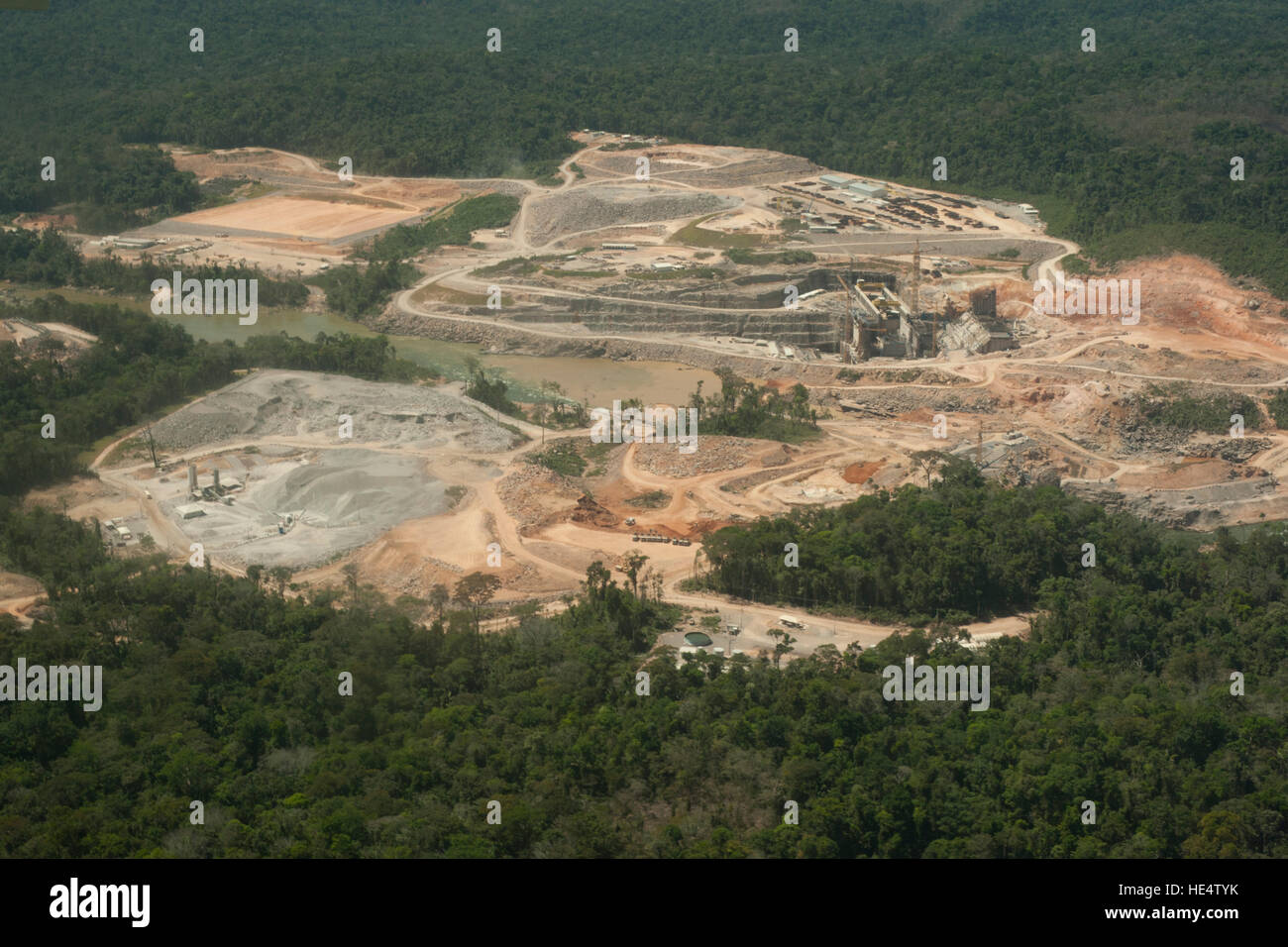 Site de construction d'une centrale hydroélectrique dans la forêt amazonienne brésilienne. Situé dans la rivière Teles pires, à proximité de la ville d'Alta Floresta. Banque D'Images