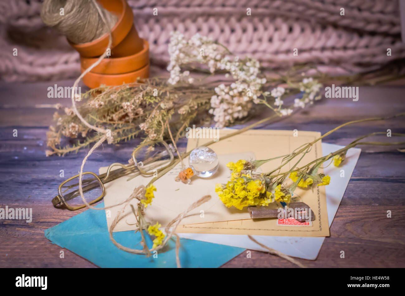 Vintage scène de cartes anciennes, de fleurs séchées, de verres antiques Banque D'Images