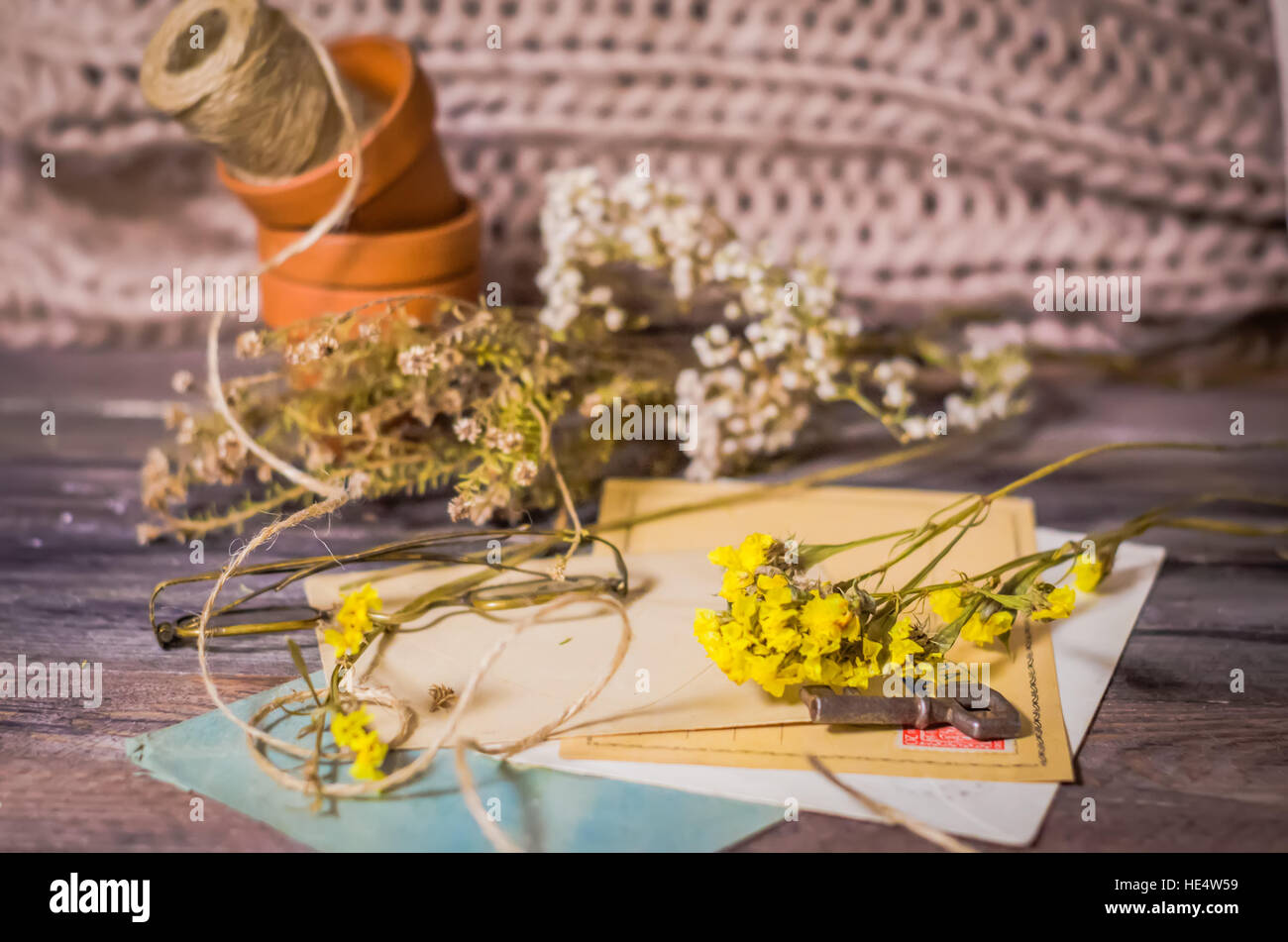 Vintage scène de cartes anciennes, de fleurs séchées, de verres antiques Banque D'Images