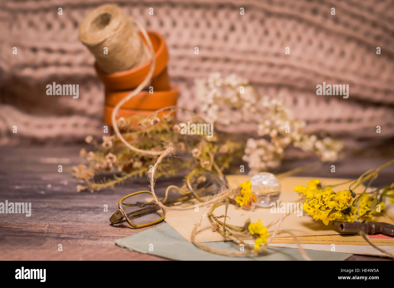 Vintage scène de cartes anciennes, de fleurs séchées, de verres antiques Banque D'Images
