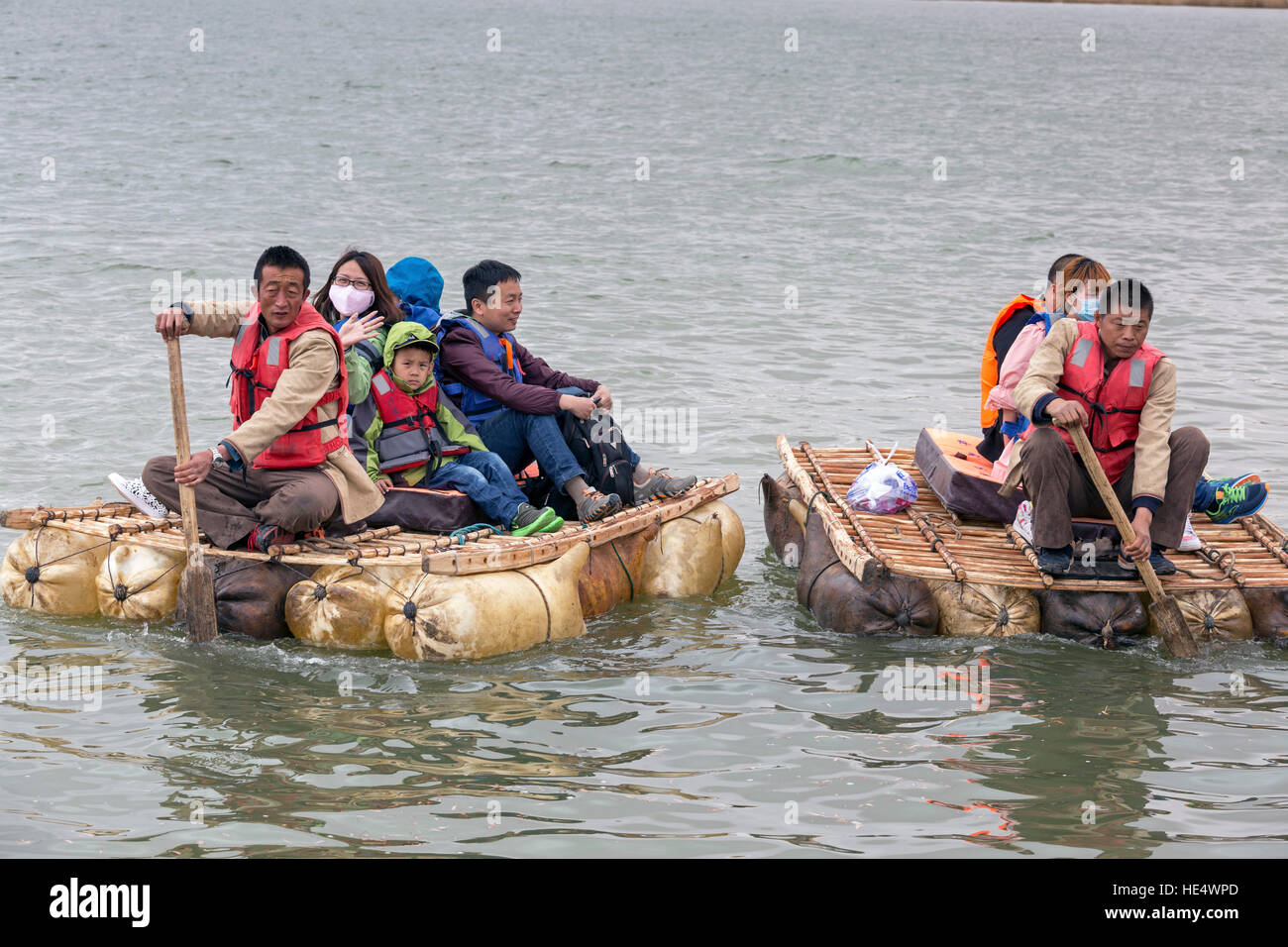 Les touristes chinois sur le fleuve Jaune en radeau, Shapotou Scenic Area, Zhongwei, Ningxia, Chine Banque D'Images