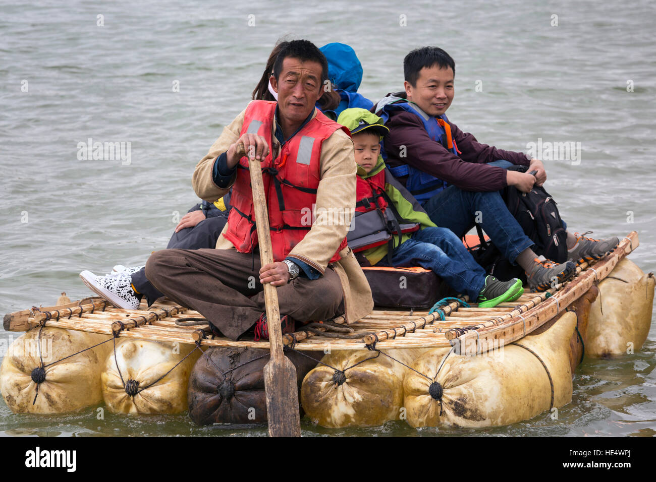 Les touristes chinois flottant sur le Fleuve Jaune au radeau en peau de Shapotou Zone Touristique, Zhongwei, Ningxia, Chine Banque D'Images