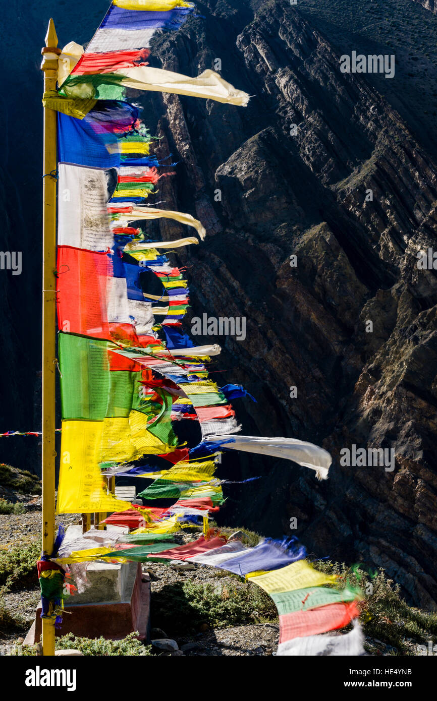 Les drapeaux de prières bouddhistes colorés qui volent gaiement dans les forts vents de la vallée de la Kali Gandaki Banque D'Images