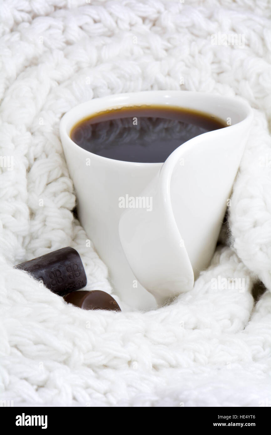 Tasse de café confortable couverts avec de la laine Banque D'Images