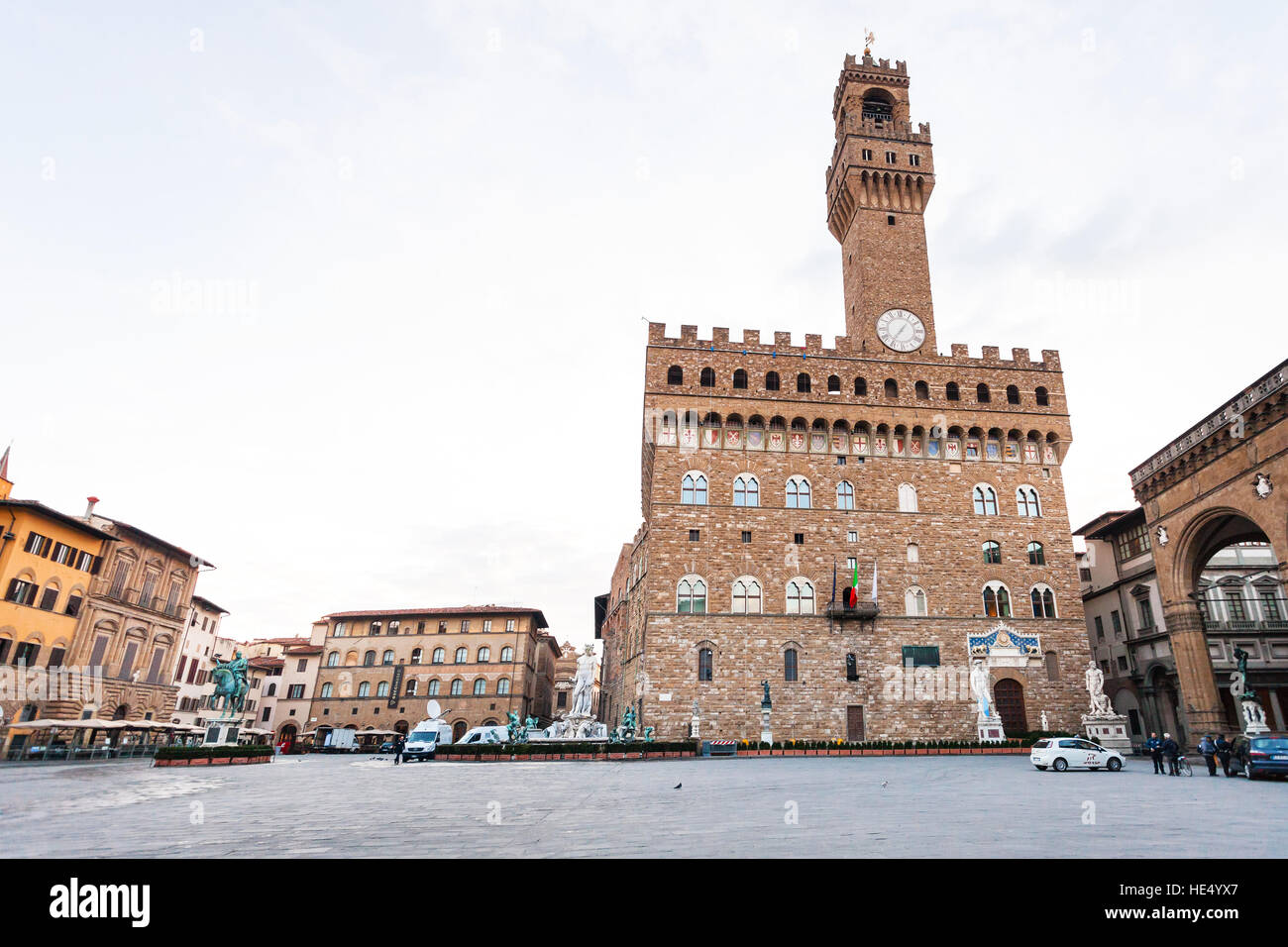 FLORENCE, ITALIE - 4 NOVEMBRE 2016 : La Piazza della Signoria avec le Palazzo Vecchio (Vieux palais) dans la matinée. Cette place publique près de l'hôtel de ville a été centre o Banque D'Images