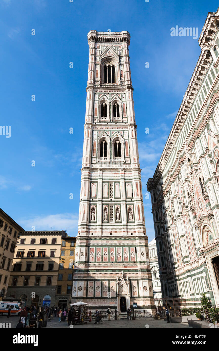 FLORENCE, ITALIE - 4 novembre, 2016 : vue sur le campanile de Giotto et la cathédrale Santa Maria del Fiore de la Piazza del Duomo. Le Campanile de Giotto est bell Banque D'Images