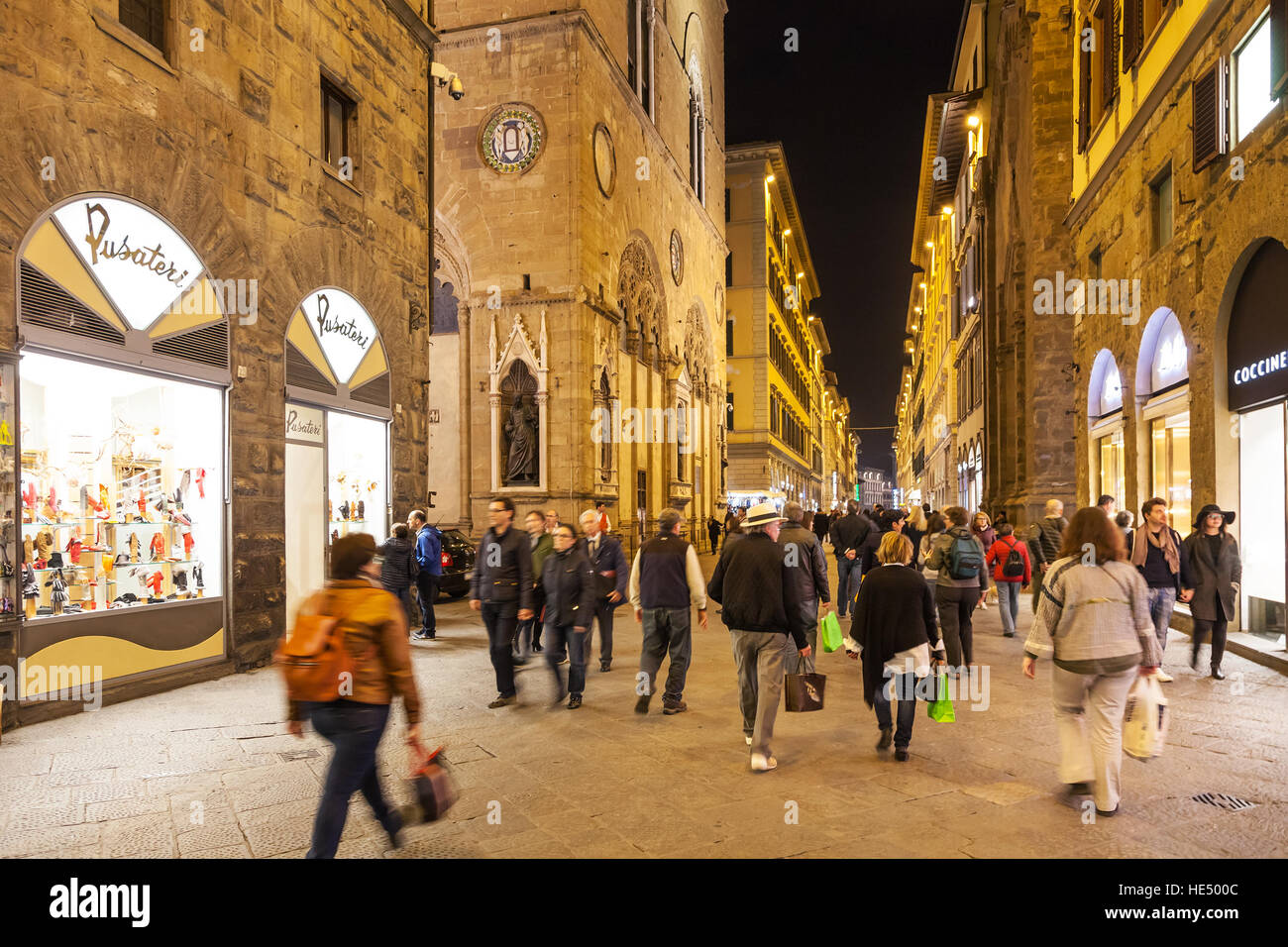 FLORENCE, ITALIE - 4 NOVEMBRE 2016 : les gens de shopping sur la via Calzaiuoli charcuterie près de l'église Orsanmichele. Église a été initialement construit comme un marché aux grains Banque D'Images