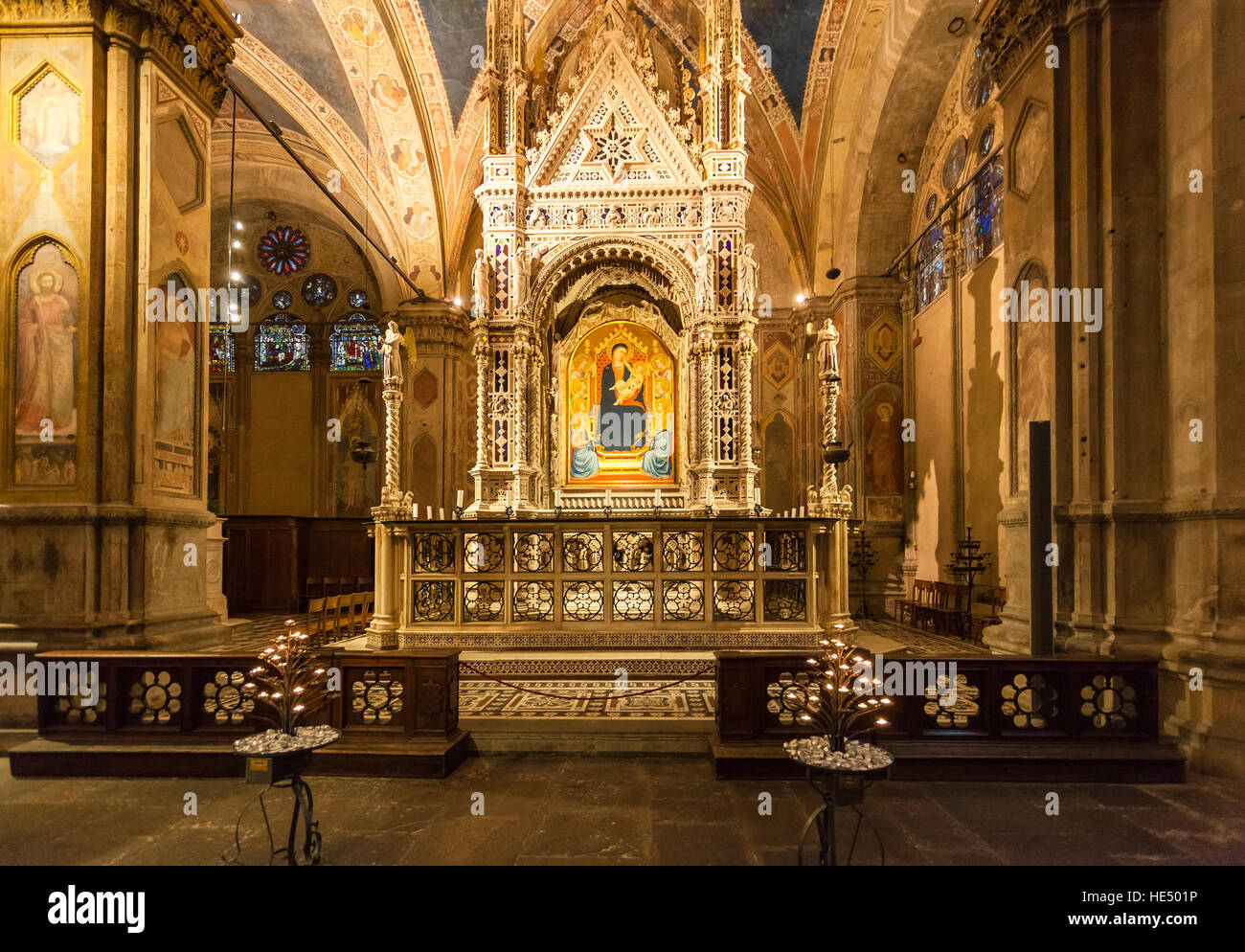 FLORENCE, ITALIE - 5 novembre, 2016 : décoration de l'église Orsanmichele dans la ville de Florence. Il y a Andrea Orcagna's tabernacle gothique (1355-59) avec de vieux Banque D'Images
