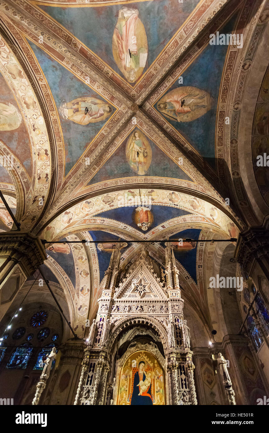 FLORENCE, ITALIE - 5 novembre, 2016 : plafond de l'église Orsanmichele dans la ville de Florence. Il y a Andrea Orcagna's tabernacle gothique (1355-59) avec les anciens Banque D'Images