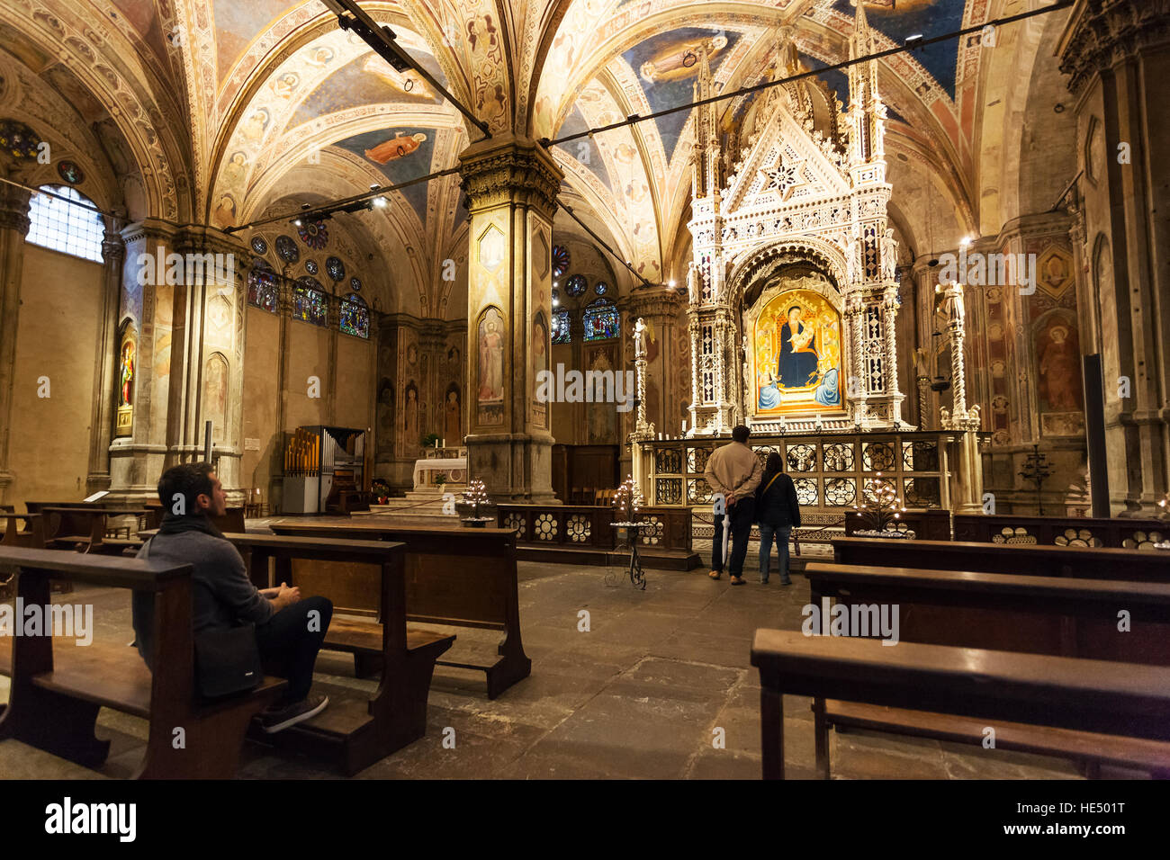 FLORENCE, ITALIE - 5 novembre, 2016 : l'intérieur de l'église Orsanmichele dans la ville de Florence. Il y a Andrea Orcagna's tabernacle gothique (1355-59) avec les anciens Banque D'Images
