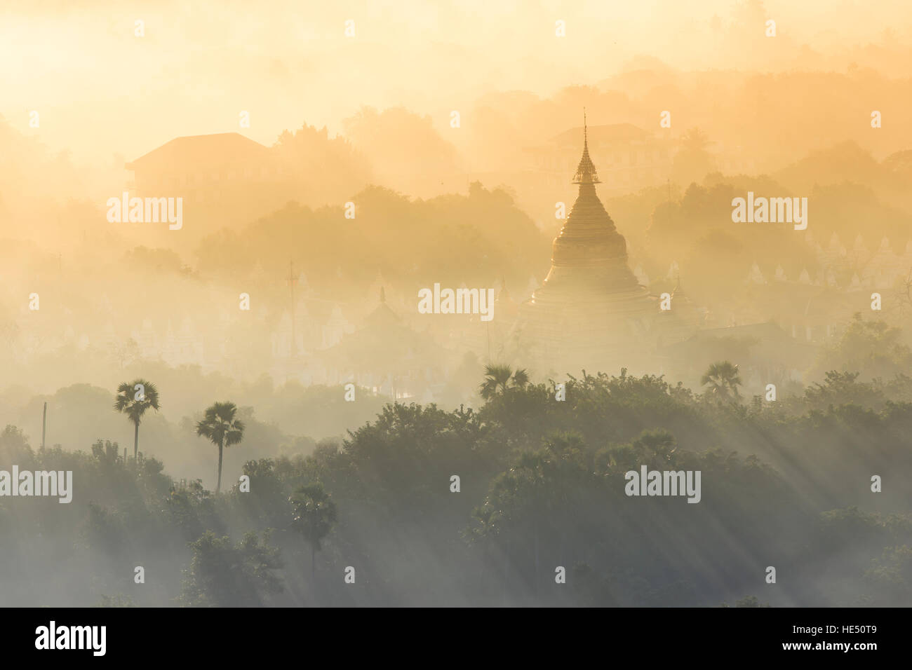 Lever du soleil sur la colline de Mandalay, Myanmar. Banque D'Images