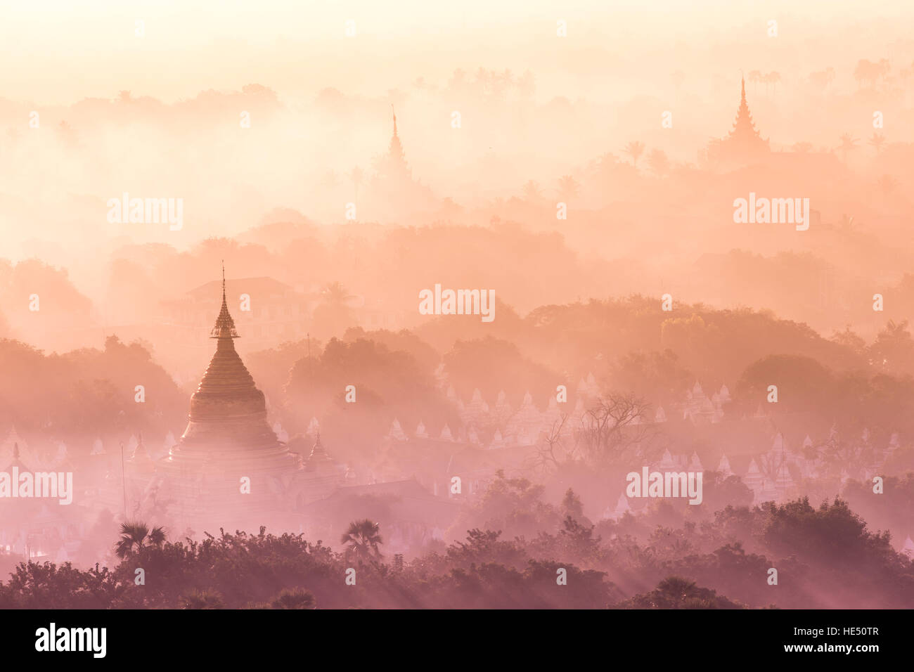 Un lever de soleil coloré avec du brouillard à Mandalay, Myanmar. Banque D'Images
