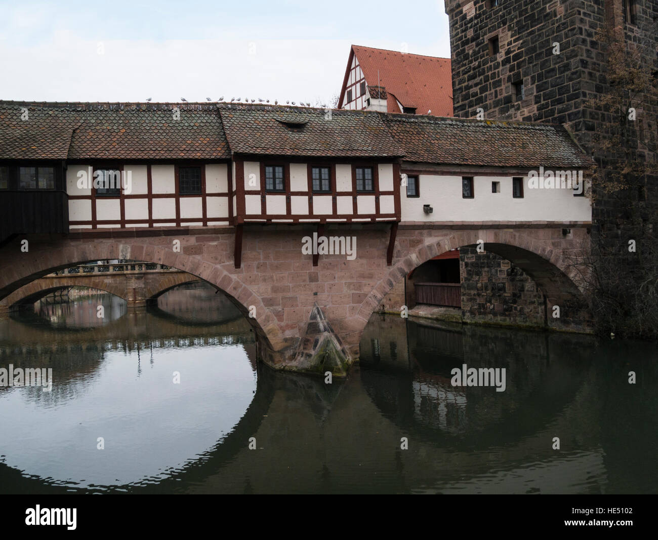 Vue le long de la rivière Pegnitz à Henkersteg Hangman's pont de bois de l'UE Allemagne Bavière Nuremberg Banque D'Images