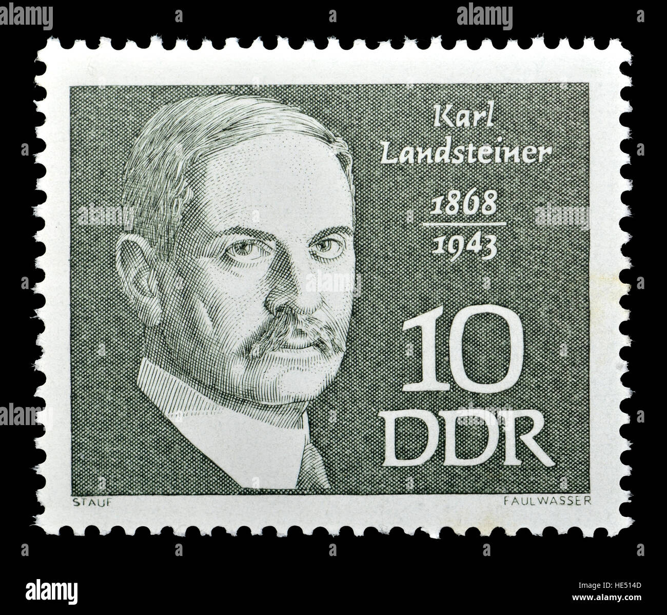 Timbre de l'Allemagne de l'Est (1968) : Karl Landsteiner (1868 - 1943) biologiste et médecin autrichien. A développé le système moderne de classification des b Banque D'Images