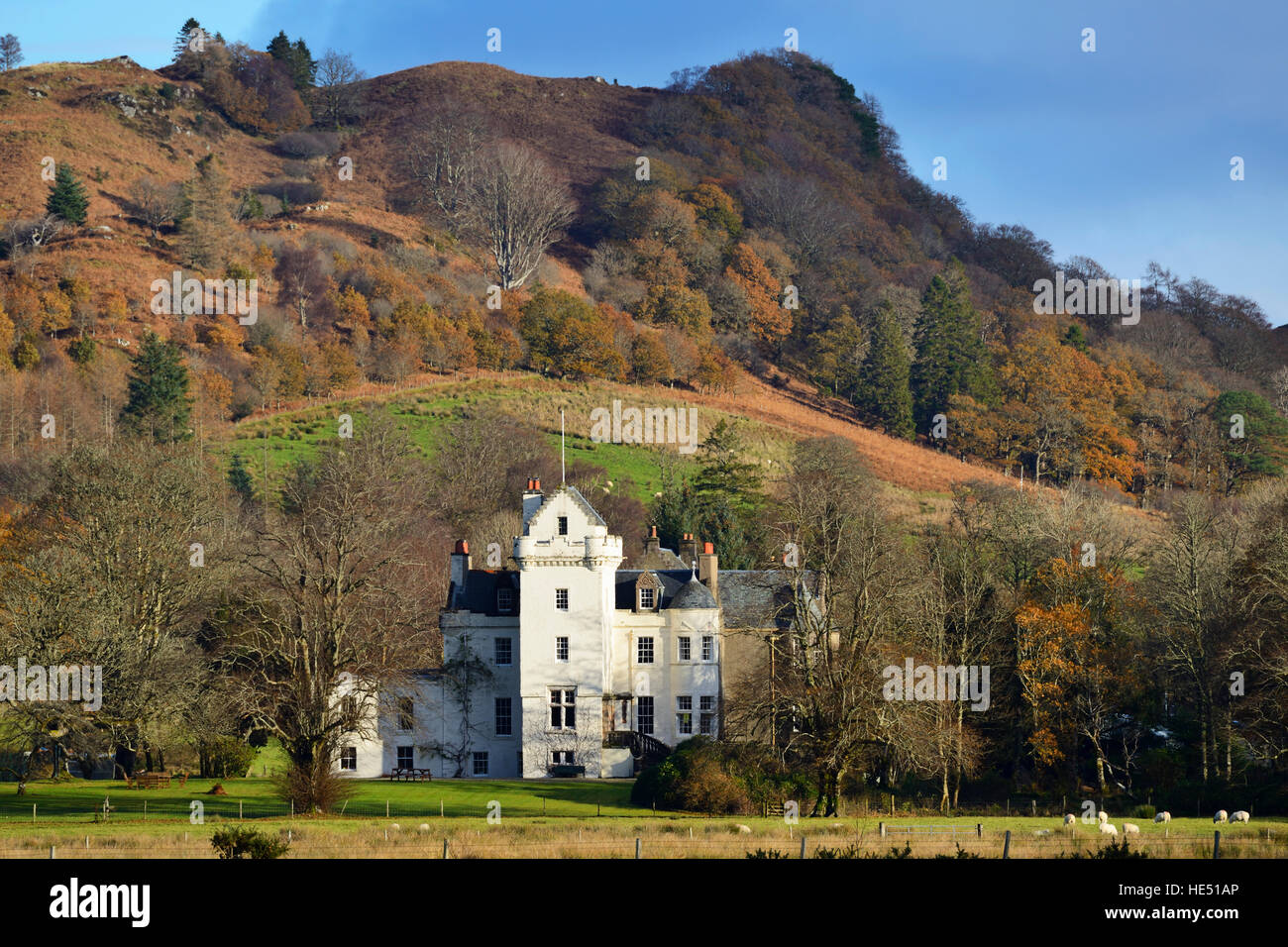 Château Lachlan sur les rives du Loch Fyne à Argyll and Bute, Ecosse Banque D'Images