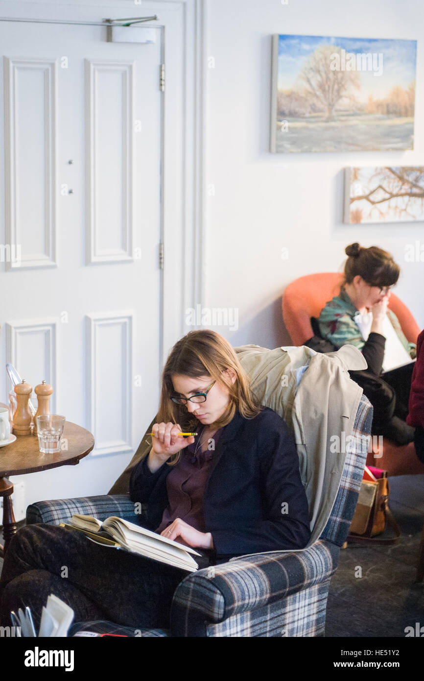 Les jeunes et les étudiants de traîner dans Turl Street Kitchen cafe à Oxford, UK Banque D'Images