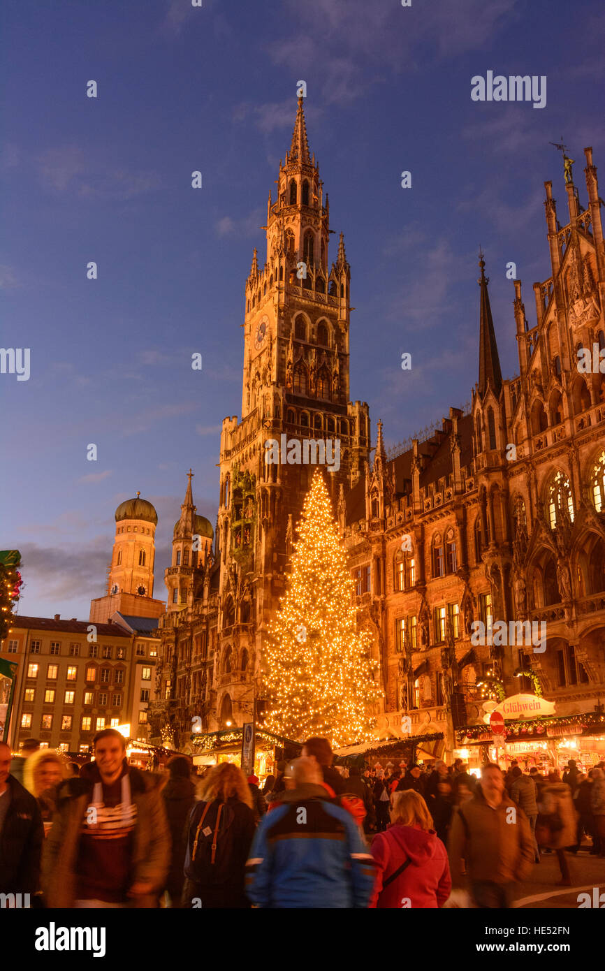 München, Munich : Marché de Noël "Christkindlmarkt" à la case de la Marienplatz, l'hôtel de ville, l'église Frauenkirche, Oberbayern, Upper Bavaria, Bavaria, Bayern Banque D'Images