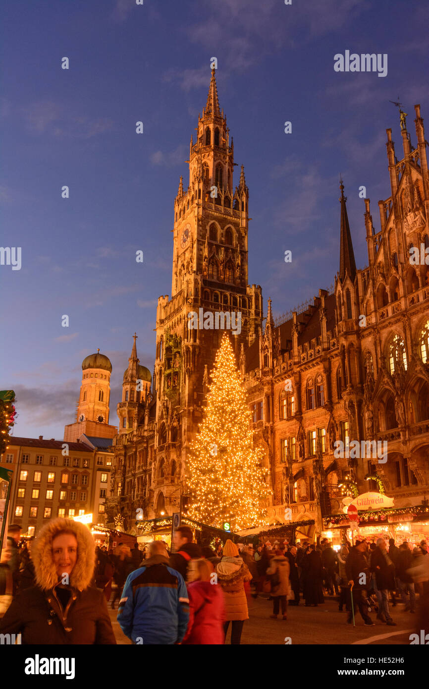 München, Munich : Marché de Noël "Christkindlmarkt" à la case de la Marienplatz, l'hôtel de ville, l'église Frauenkirche, Oberbayern, Upper Bavaria, Bavaria, Bayern Banque D'Images