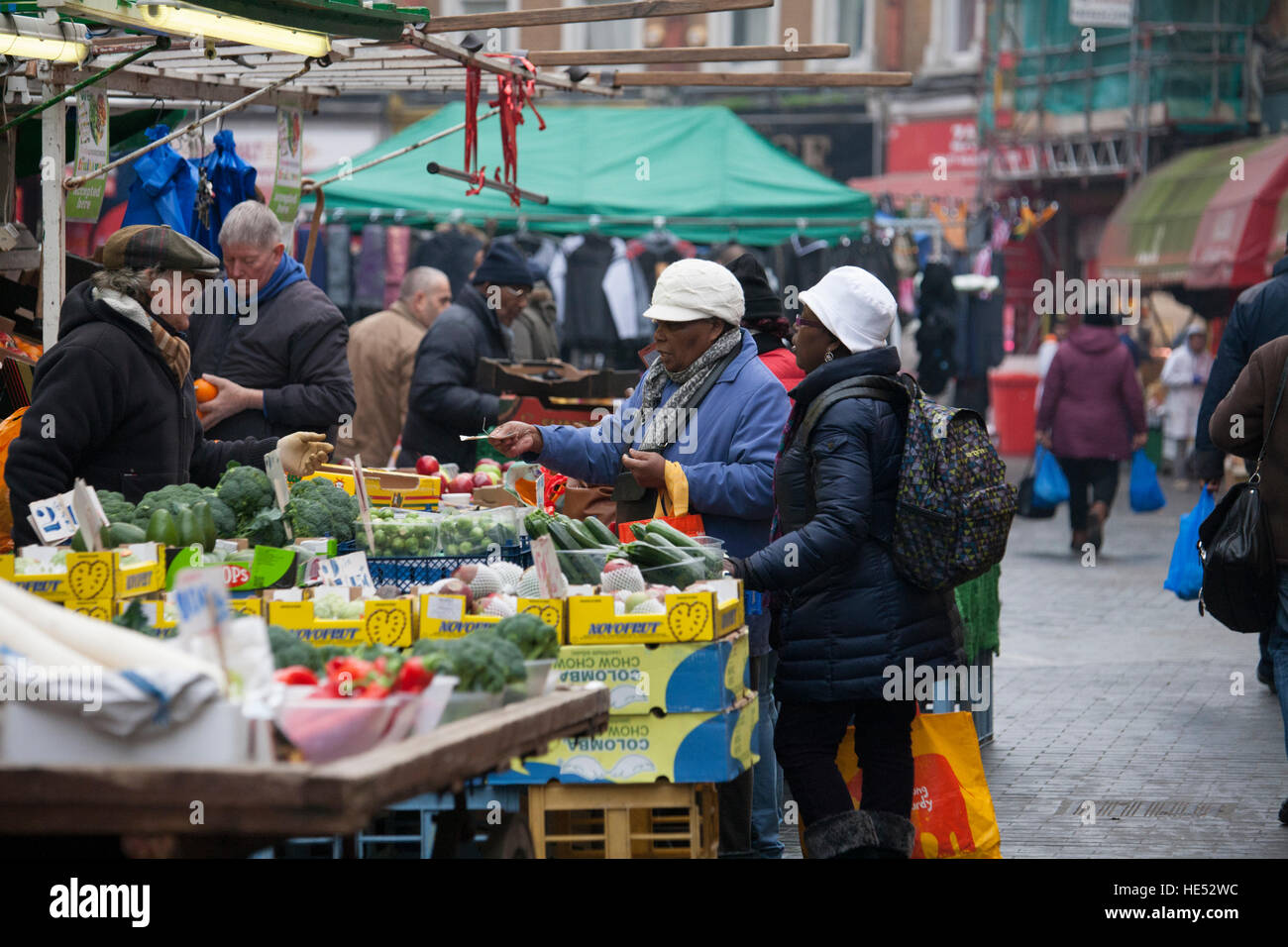 Marchand de fruits et légumes, marché de Brixton, Londres, UK Banque D'Images