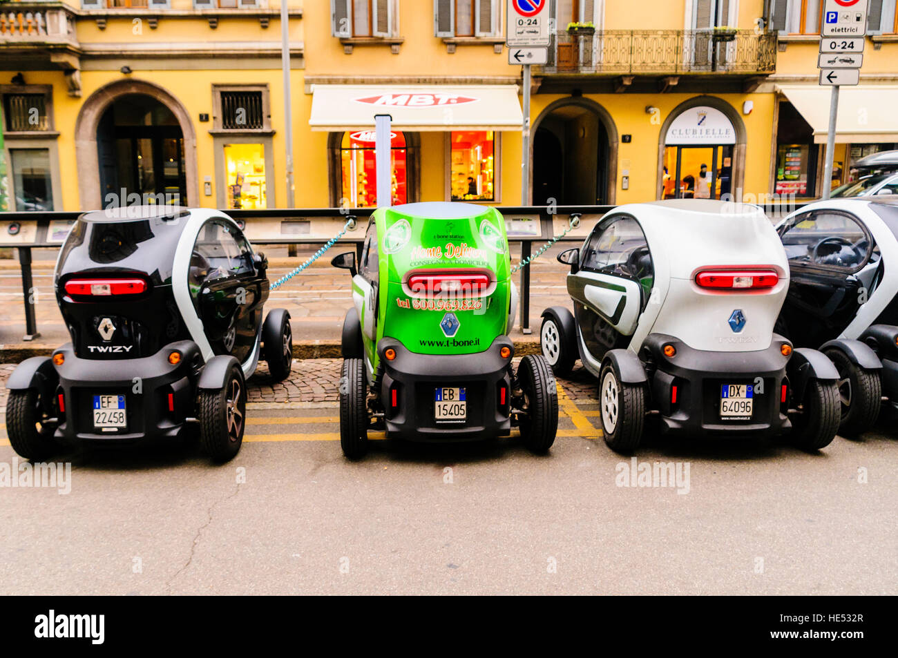 Un certain nombre de deux places Renault Twizy véhicules ville la queue à une station de charge. Banque D'Images