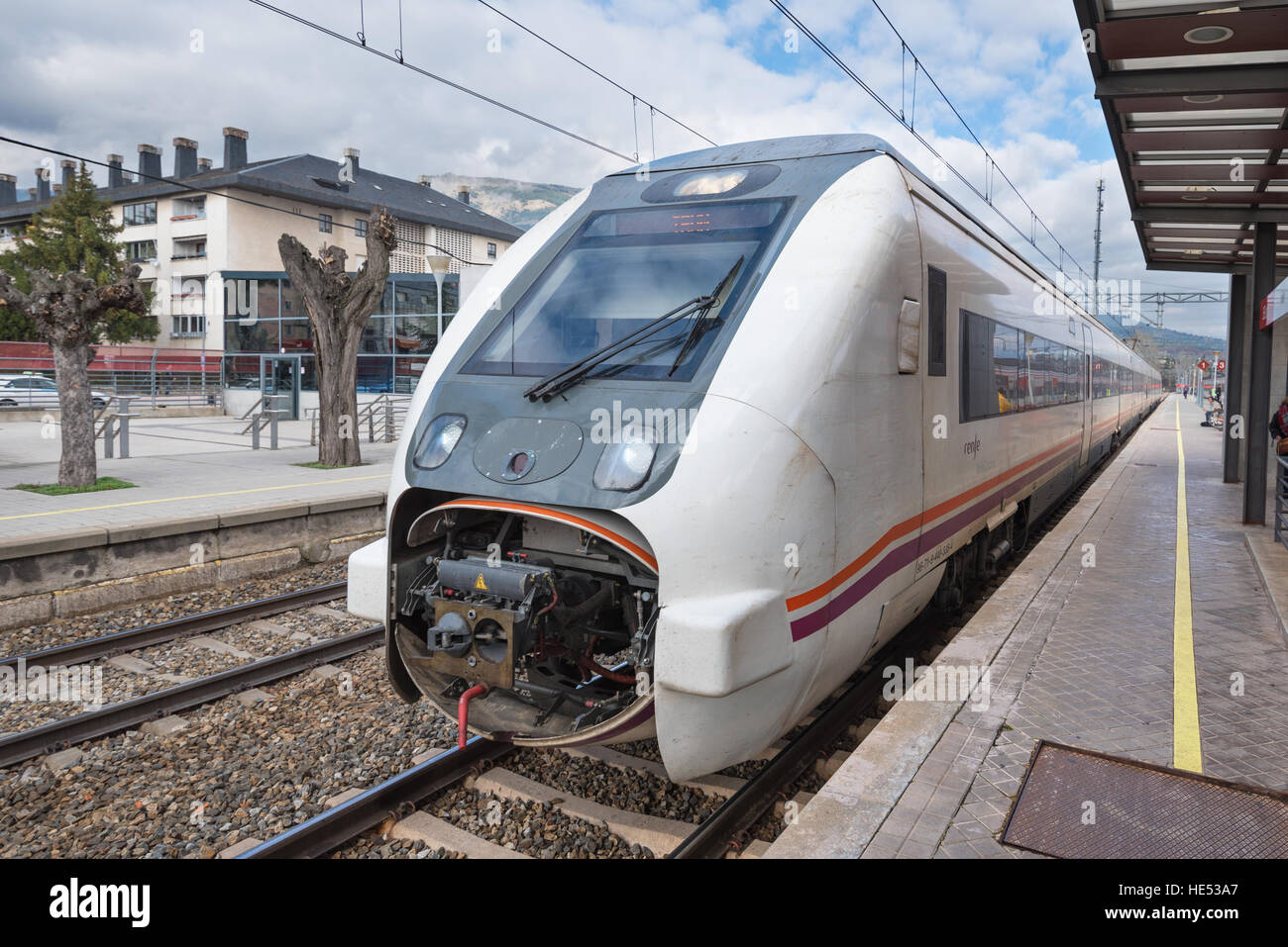 El Escorial, Espagne - Décembre 13, 2016 - la Renfe S-598 moyenne distance en mouvement de train arrivant en gare. Banque D'Images