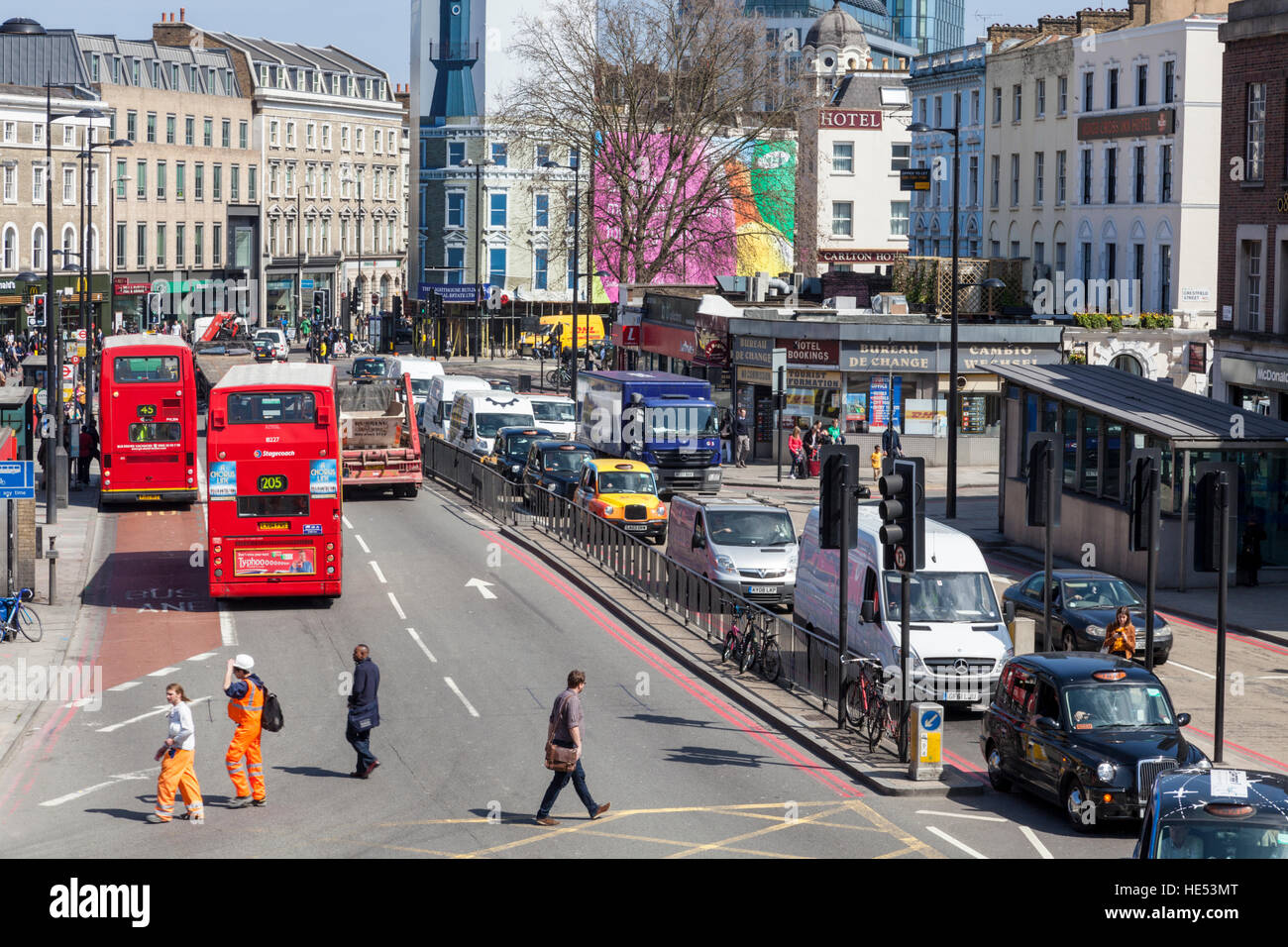 Les autobus et autres véhicules sur une rue de Londres, Angleterre, RU Banque D'Images