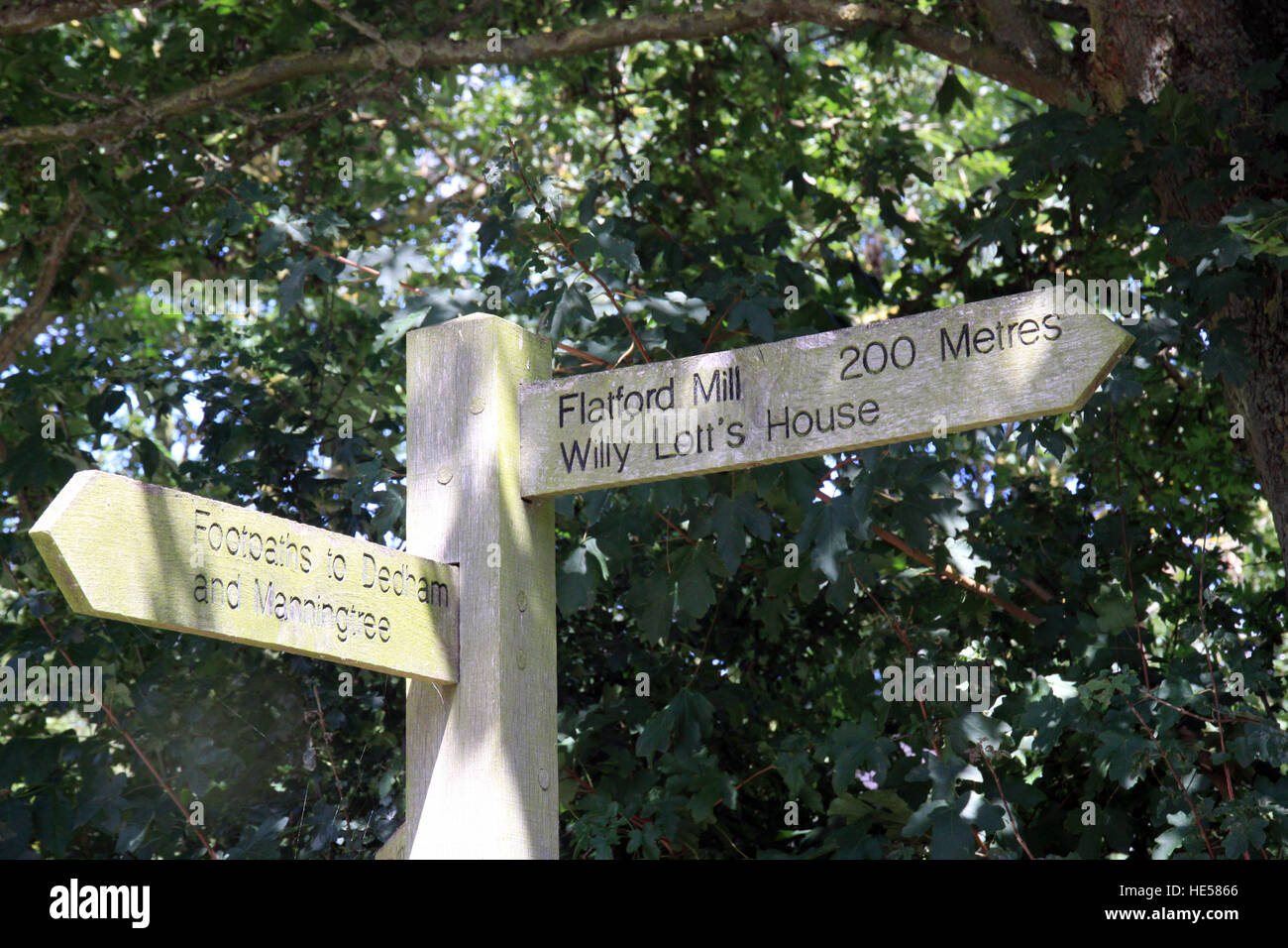 Poteau de signalisation indiquant la distance à moulin de Flatford et Willy Lott's house, la scène de la peinture gendarmes John Hay Wain Banque D'Images