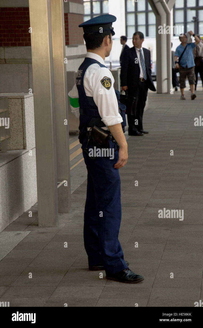 Des policiers japonais comité permanent pour la sécurité et la protection des personnes et des voyageurs à l'avant de la gare JR Tokyo, le 20 octobre 2016 à Tokyo, Japon Banque D'Images