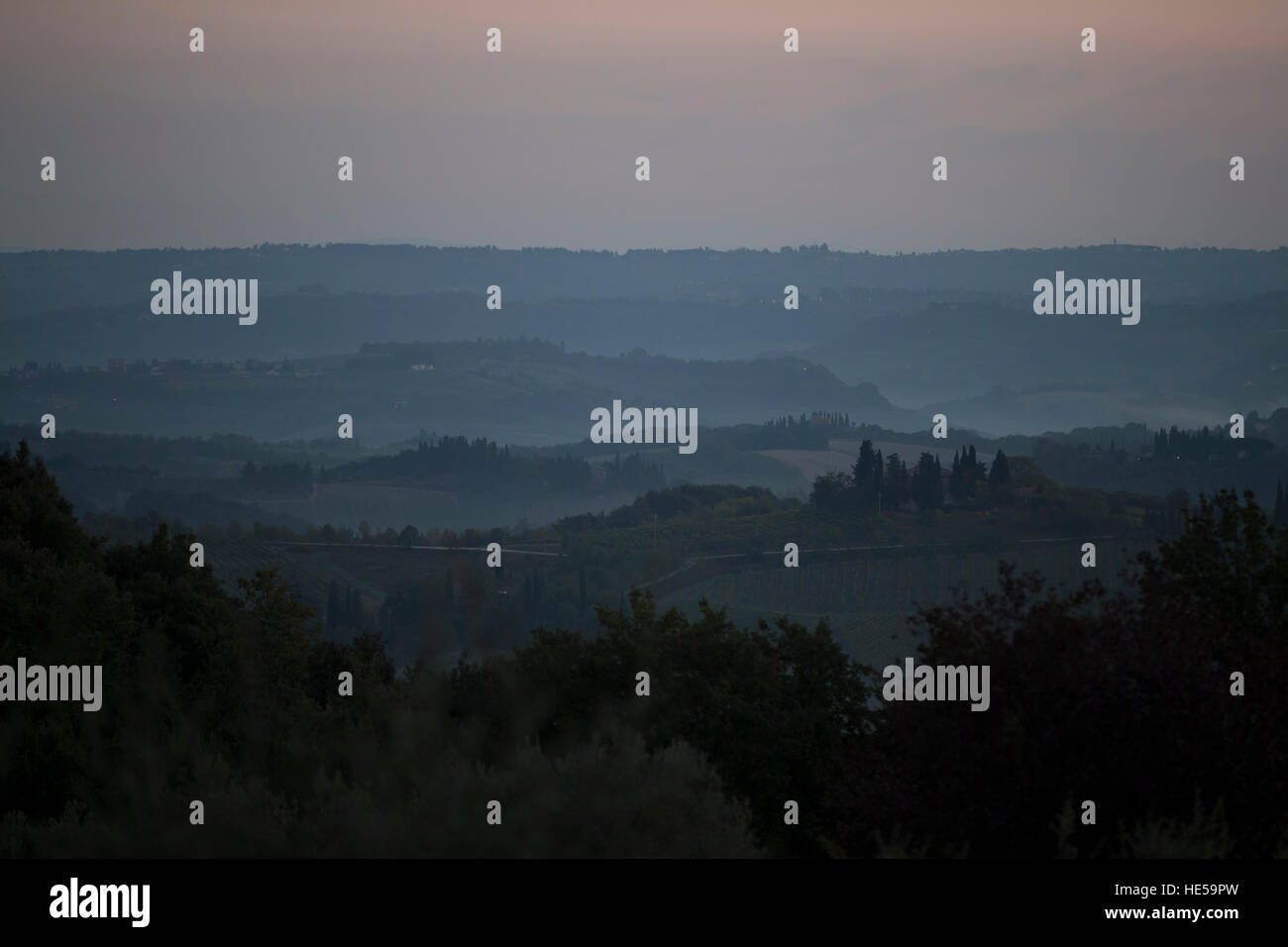 À l'aube dans la campagne autour de San Gimignano, Toscane. Banque D'Images