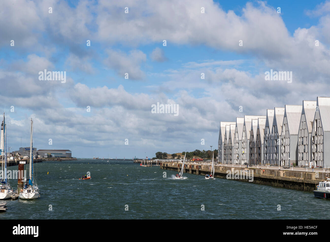 Appartement moderne de bâtiments à quai de la Cunette, Dunkerque. Club de  voile et une marina d'en face Photo Stock - Alamy