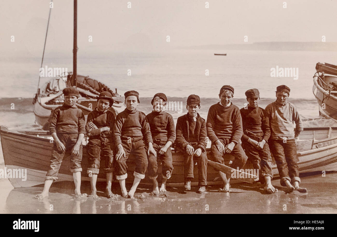 Les jeunes garçons assis sur la pêche sur la plage au coble Scarborough North Yorkshire UK 1906 Banque D'Images