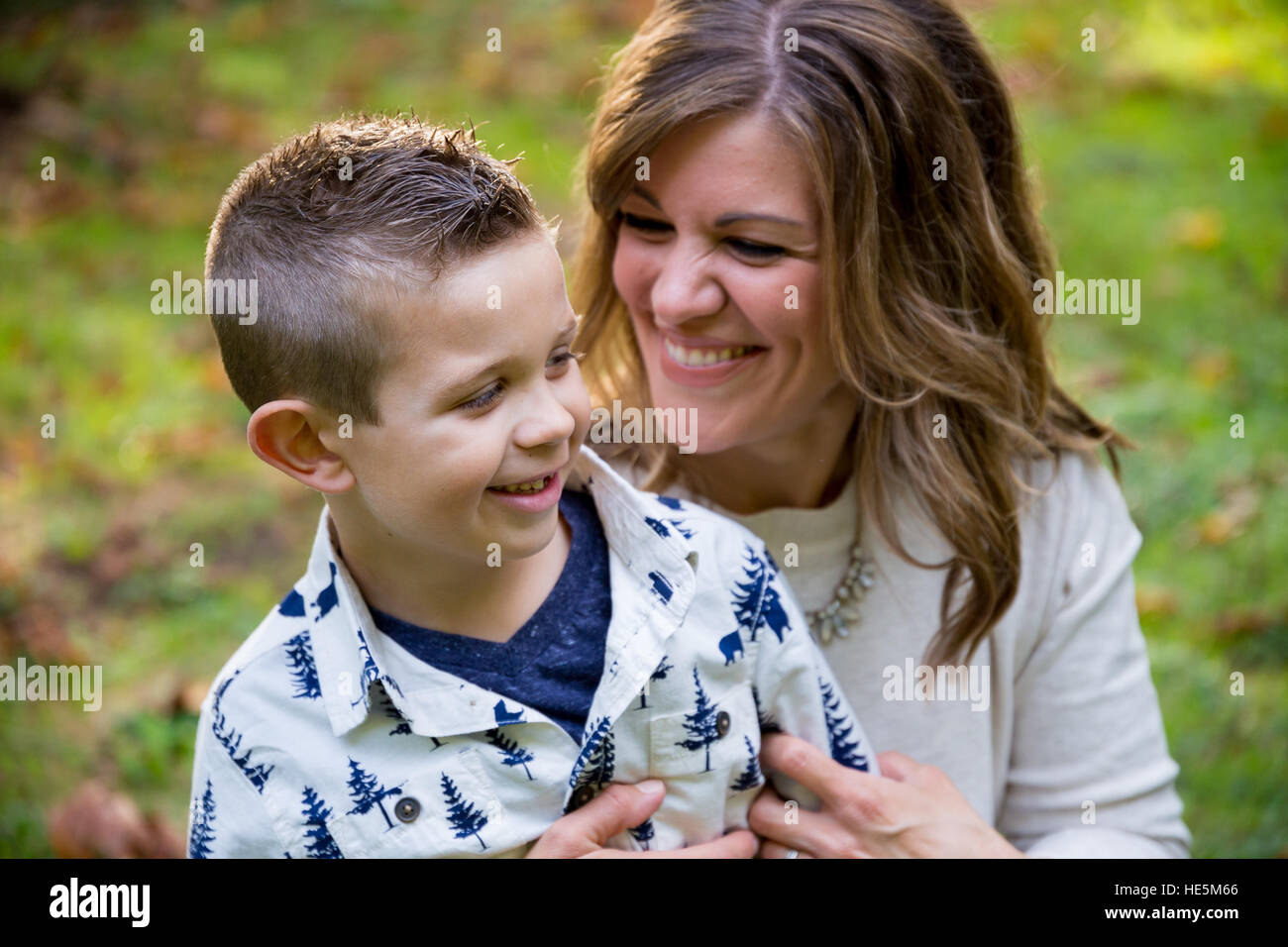 Style de vie portrait d'une jeune maman rire et jouer avec son fils dans un parc de la nature de l'Oregon. Vie de famille le travail qui est du vrai et du franc. Banque D'Images