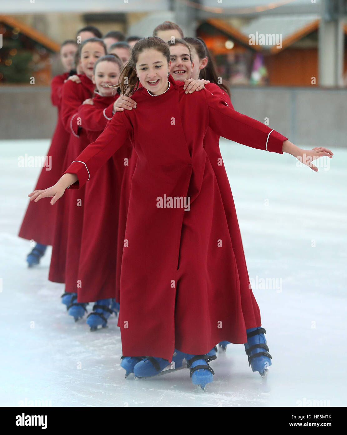 La fille de Winchester Cathedral Choir choristes patiner sur la patinoire de la Cathédrale qui sera ouverte jusqu'au 2 janvier 2017. Banque D'Images