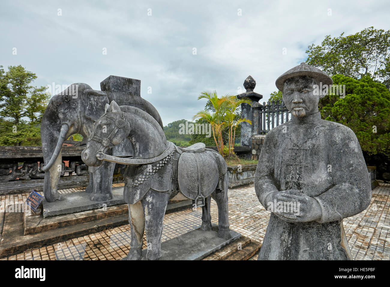 La Salutation de statues dans la cour. Tombeau de Khai Dinh Tomb (UNG), Hue, Vietnam. Banque D'Images